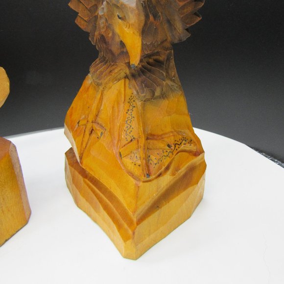 PAIR OF HAND CARVED WOODEN EAGLES. - Picture 7 of 9